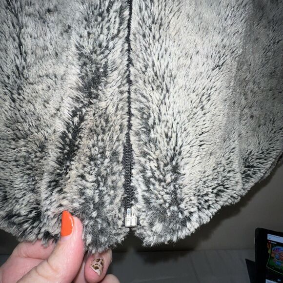 Quilted Black Vest with Faux Fur Lining Medium Pockets (Possibly Reversible) - Picture 4 of 9